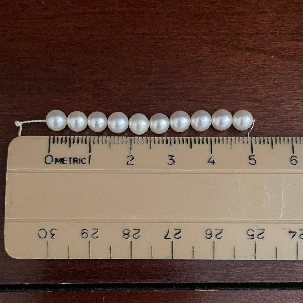 String of 10 pearls, 4mm each.